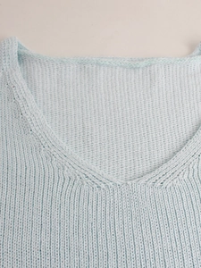 Maglione in maglia azzurro da donna con scollo a V e trama di maglia dettagliata