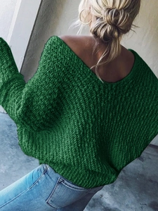 Detalle de jersey de punto trenzado verde oscuro con diseño de espalda en V profunda