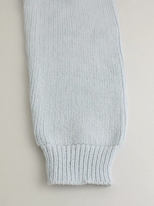 Maglione in maglia a maniche lunghe con scollo a V traforato e polsini a coste blu chiaro