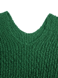 Primer plano del escote en V profundo que muestra la textura de punto del suéter verde