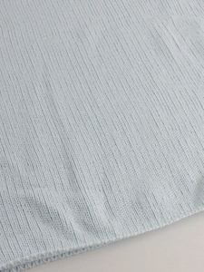 Maglione in maglia azzurro con trama a coste verticali e tessuto morbido e spesso in dettaglio