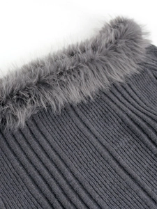 Detail eines dunkelgrauen Strickkleids mit flauschigem Kunstpelzbesatz und Rippenmuster