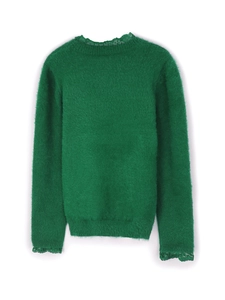 Détail d'un pull en maille vert foncé avec bordure en dentelle cil aux poignets