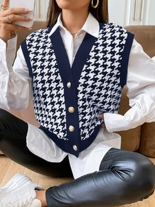 Dettaglio del gilet in maglia pied de poule blu navy con bottoni decorativi dorati