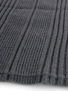 Makroansicht der dunkelgrauen Rippstrick-Stoffstruktur an einem Langarm-Strickkleid