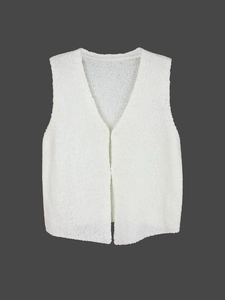 Dettaglio della maglia del gilet bianco con scollo a V e finitura senza maniche