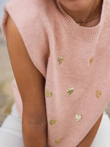 Détail du gilet rose en maille avec motifs cœurs à paillettes dorées et col côtelé
