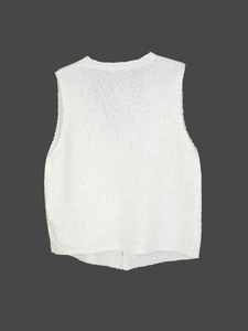 Dettaglio del retro di un gilet in maglia bianca con bordi a coste su sfondo grigio