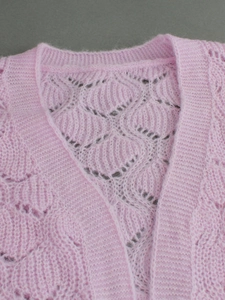 Gilet en maille rose en laine mohair douce avec des motifs ajourés en forme de feuilles