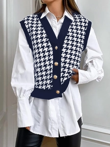 Dettaglio gilet in maglia pied de poule blu scuro con bottoni dorati e scollo a V