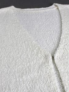 Cardigan da donna in maglia bianca con scollo a V, texture traspirante e gancio d'argento