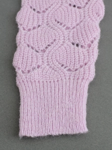 Cardigan en maille rose avec motifs floraux ajourés et poignets côtelés doux
