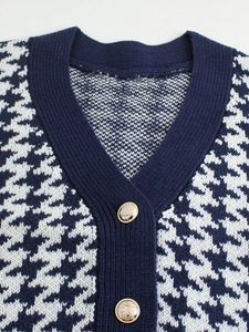 Dettaglio gilet in maglia pied-de-poule con scollo a V e bottoni in metallo dorato