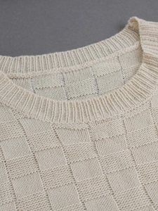 Pull sans manches en maille crème chic avec un motif à carreaux texturé de qualité