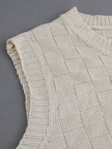 Pull sans manches en maille crème avec motif gaufré texturé et col rond élégant