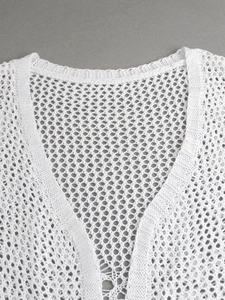 Gilet de plage en maille ajourée blanche avec col en V profond et texture crochet