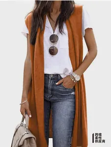Gilet long sans manches orange brûlé porté avec un t-shirt blanc et un jean