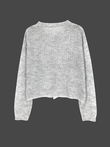 Detaillierte Textur von hellgrauem Mohair-Strickpullover mit weichen Fasern und Flausch
