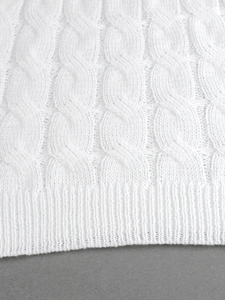 Weißer Strickpullover mit Zopfmuster, Rundhalsausschnitt und gerippten Bündchen