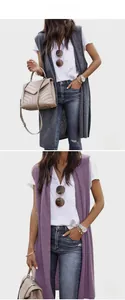 Détail d'un long gilet en maille sans manches avec fentes latérales en gris et violet