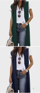 Détail d'un long gilet en tricot sans manches pour femmes en vert foncé et bleu marine