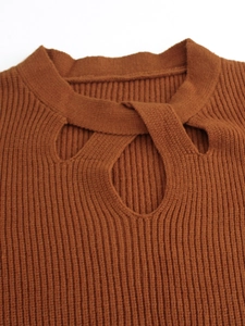 Pull en maille côtelée caramel avec un détail d'encolure croisée élégant et moderne