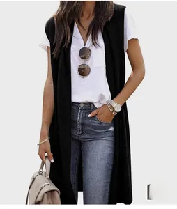 Texture détaillée d'un long gilet en tricot noir pour femme avec un devant ouvert sans manches