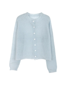 Detailansicht der hellblauen Strickjacke mit transparenter Textur und weißen Knöpfen