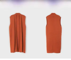 Vue à plat du gilet long sans manches en tricot caramel montrant l'avant et l'arrière