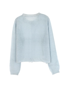 Detailansicht der hellblauen Strickstruktur und des leichten, transparenten Stoffes dieser Jacke