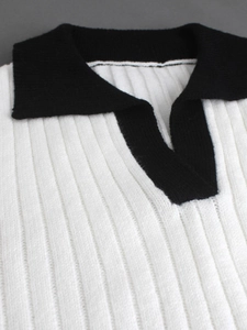 Pull polo en maille côtelée à manches courtes avec col noir et rayures blanches