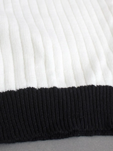 Pull en maille à manches courtes pour femmes avec texture côtelée contrastée noir et blanc