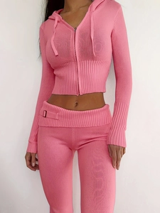 Set in maglia rosa due pezzi con cardigan slim fit con cappuccio e pantaloni a coste