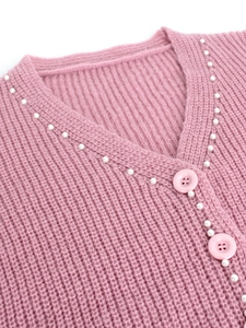 Gilet en maille rose à col en V avec bordure en perles et boutons assortis