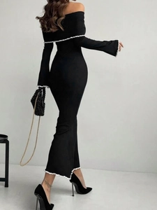 Elegante abito lungo nero con spalle scoperte e dettagli con bordi smerlati bianchi