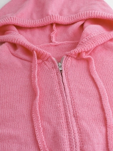 Cardigan rosa da donna in maglia con cappuccio, cerniera in metallo e texture morbida