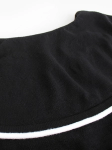Abito in maglia con spalle scoperte e maniche lunghe con striscia bianca a contrasto