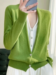 Cardigan in maglia verde erba con scollo a V, maniche lunghe e polsini a coste