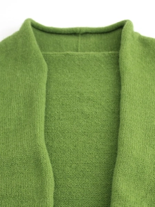 Cardigan in maglia verde brillante con consistenza morbida e design del collo minimalista