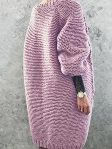 Robe pull longue oversize en maille épaisse violette avec col rond et poignets côtelés