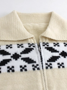 Cardigan in maglia beige da donna con motivo jacquard geometrico bianco e nero e zip