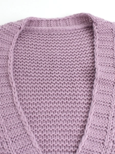 Gilet long en maille violette avec détails de couture au col sur fond blanc