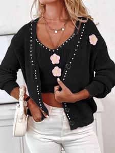 Détail du cardigan en maille noir avec bordure perlée et fleurs 3D pour femmes