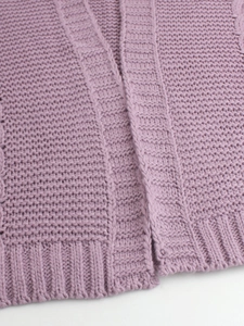 Gilet long en maille épaisse mauve avec finitions côtelées et texture tricotée élégante