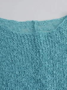 Haut de plage en maille bleu clair avec col bateau et texture crochet ajourée