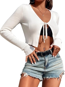 Dettaglio cardigan bianco in maglia a costine con scollo a V e chiusura a laccetti