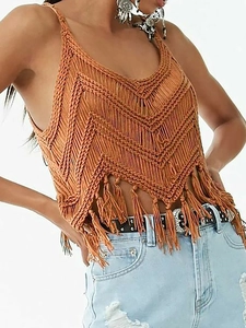 Haut au crochet rouge rouille bohème avec détails ajourés et ourlet à longues franges