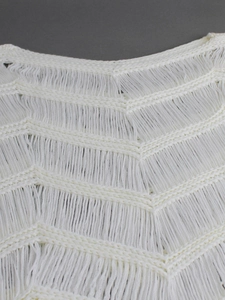 Tunique de plage au crochet blanc pour femme avec motifs ondulés et longues franges