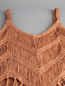 Camisole tricotée bohème pour femme en orange brique avec col en v et motifs ajourés