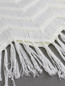 Couverture de plage en tricot blanc pour femmes avec motifs ondulés et franges